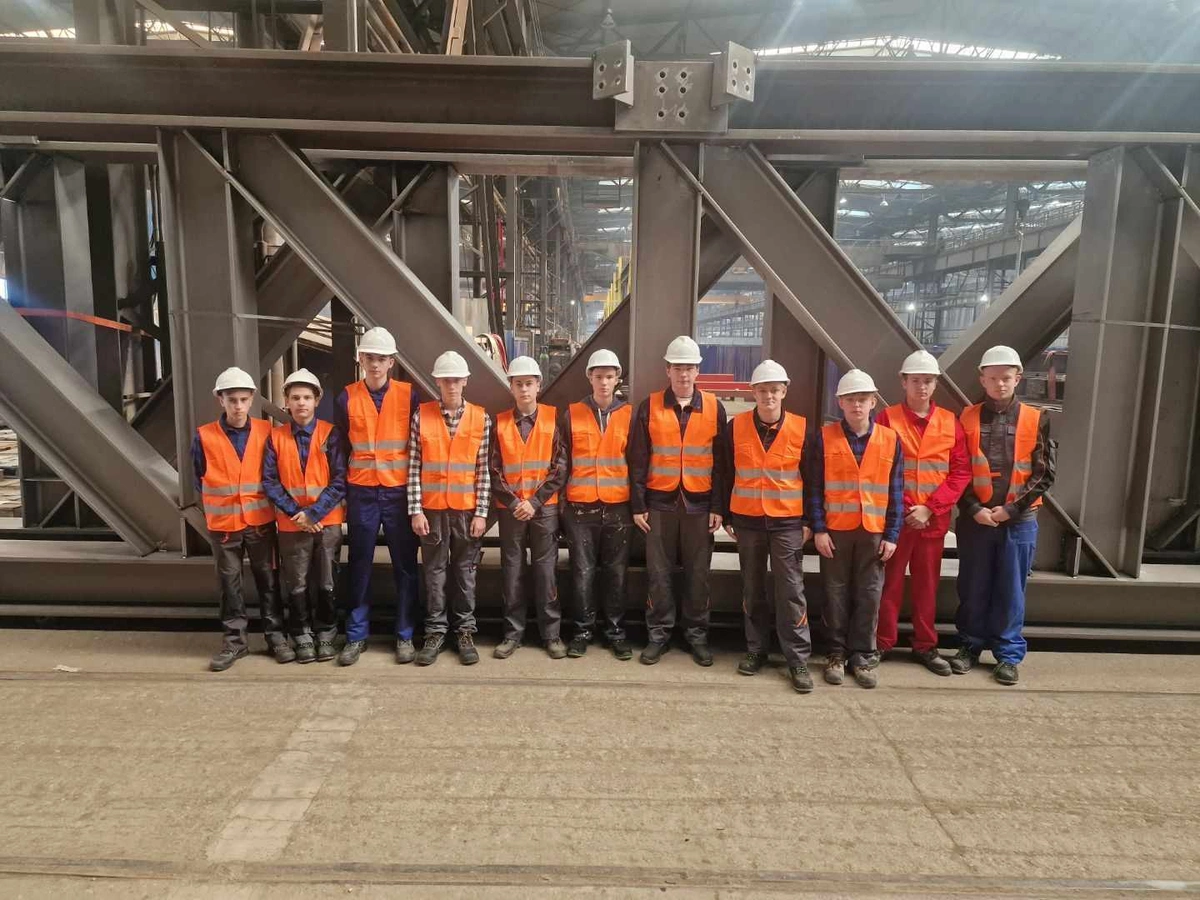  Uczniowie Zespołu Szkół im. Hipolita Cegielskiego w Rogoźnie na praktykach w firmie LEBAL