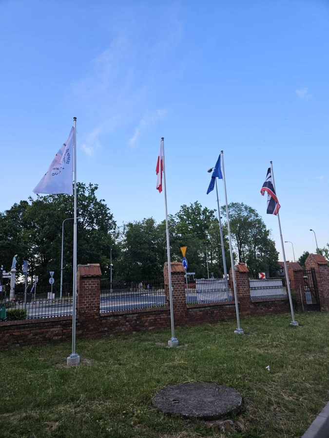 Nowe maszty przy szkole w Rogoźnie - wspólna inicjatywa na zakończenie roku szkolnego