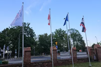 Nowe maszty przy szkole w Rogoźnie - wspólna inicjatywa na zakończenie roku szkolnego